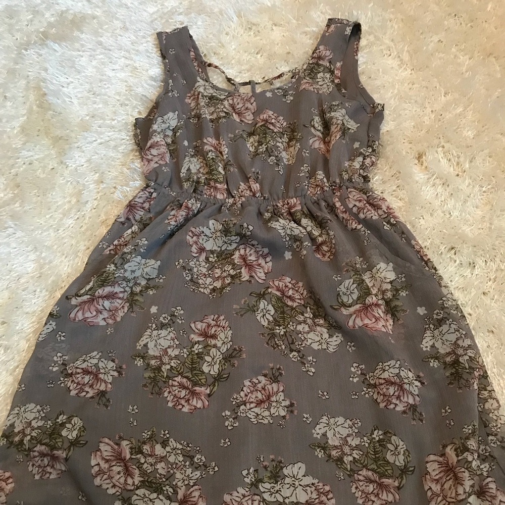 Adorable Gray Dress with Floral Print 🩶 Above Knee Length, Size S